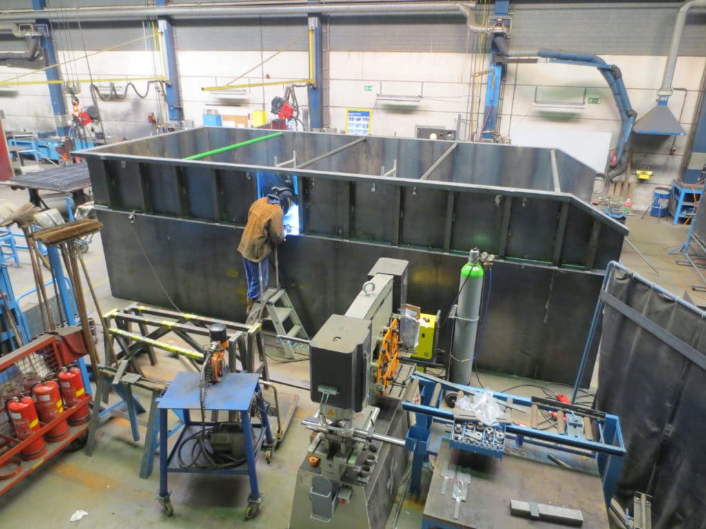 bakken en tanks projecten monteur doet laswerk aan een Stortbak CMF door Velmon mpc 